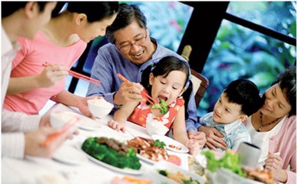 Family meals nurture happiness - ảnh 1